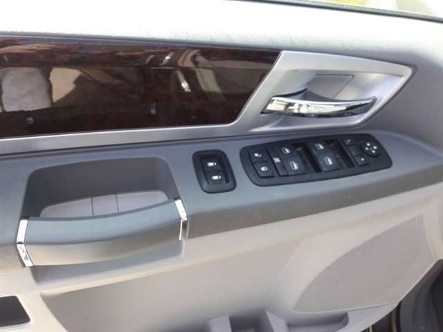 Chrysler Town and Country 2010 photo 8